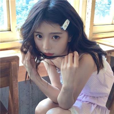 给小酒馆女子喝高杯酒